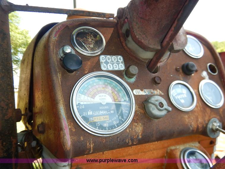 image for item J3916 1961 Farmall 560 tractor