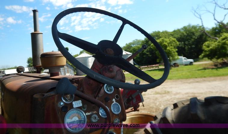 image for item J3916 1961 Farmall 560 tractor