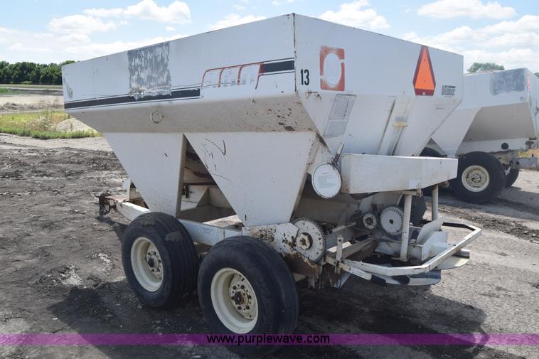 image for item J6509 Wilmar 500 fertilizer spreader