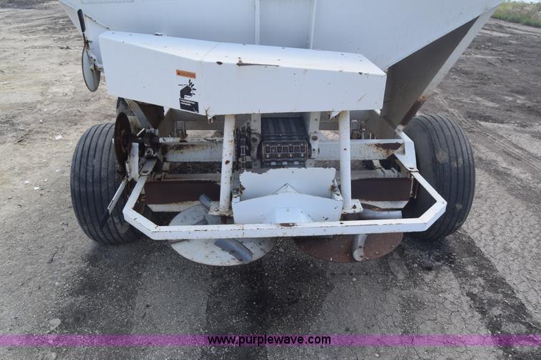 image for item J6511 Wilmar 500 fertilizer spreader