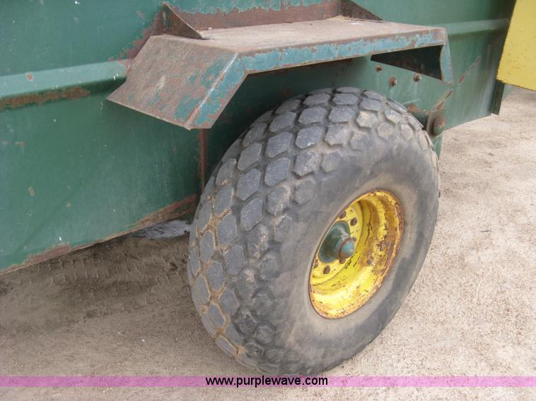 image for item J6540 Arts-Way Silamix 850-B feed wagon