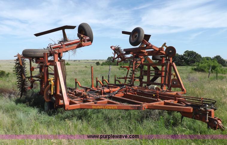 image for item J6961 Sunflower 7X5 sweep plow