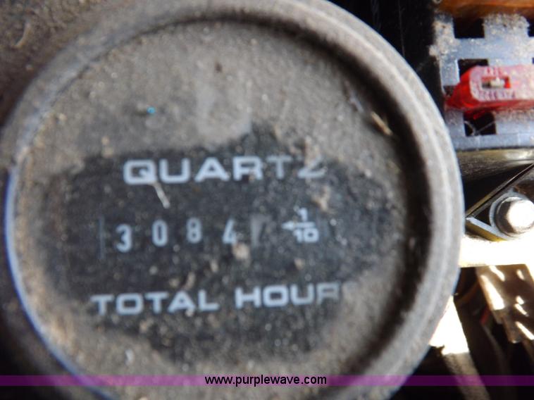 image for item J7000 1998 New Holland TR98 combine