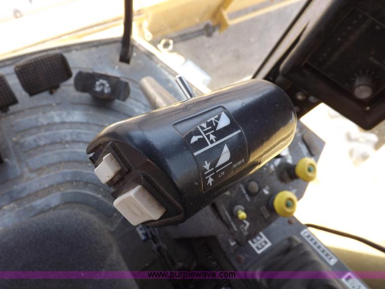 image for item J7000 1998 New Holland TR98 combine