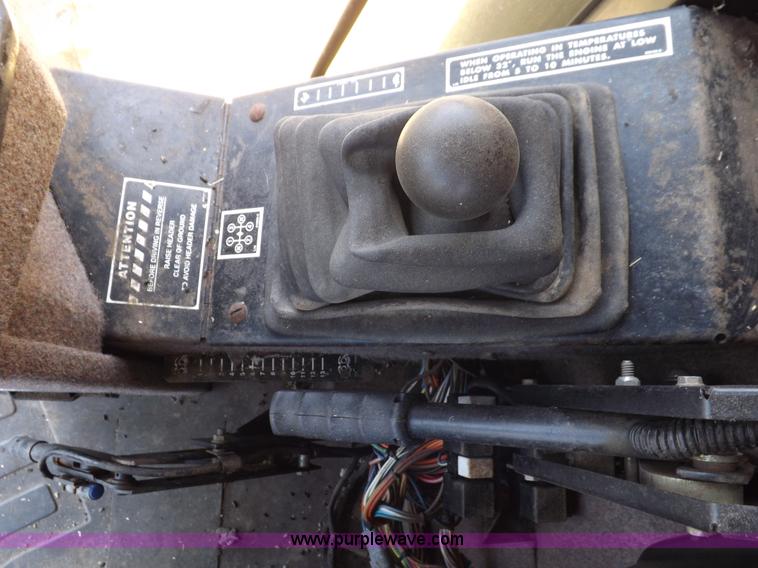 image for item J7000 1998 New Holland TR98 combine