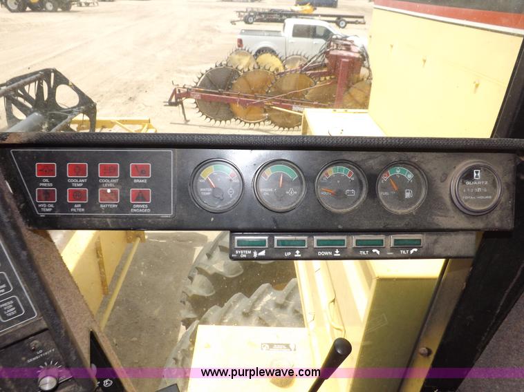 image for item J7000 1998 New Holland TR98 combine