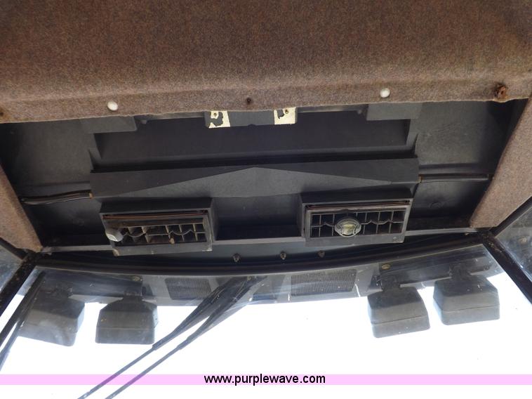 image for item J7000 1998 New Holland TR98 combine