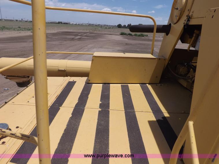 image for item J7000 1998 New Holland TR98 combine