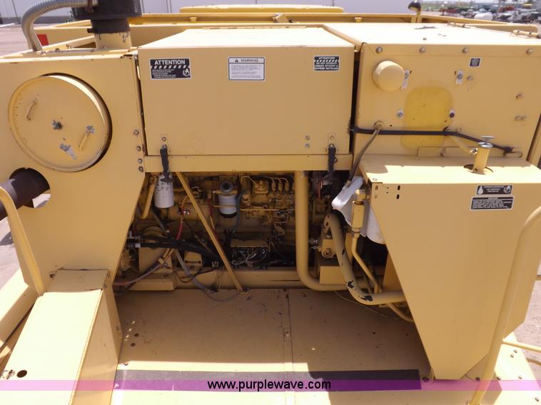 image for item J7000 1998 New Holland TR98 combine