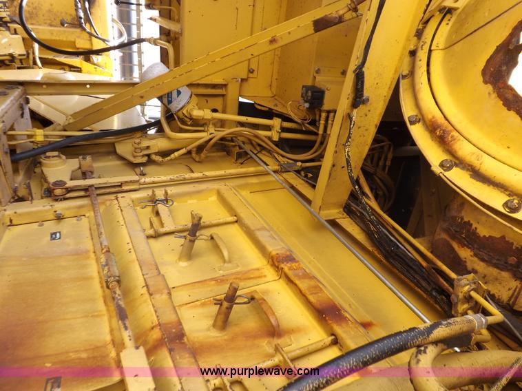 image for item J7000 1998 New Holland TR98 combine