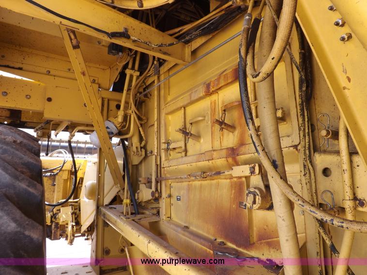 image for item J7000 1998 New Holland TR98 combine