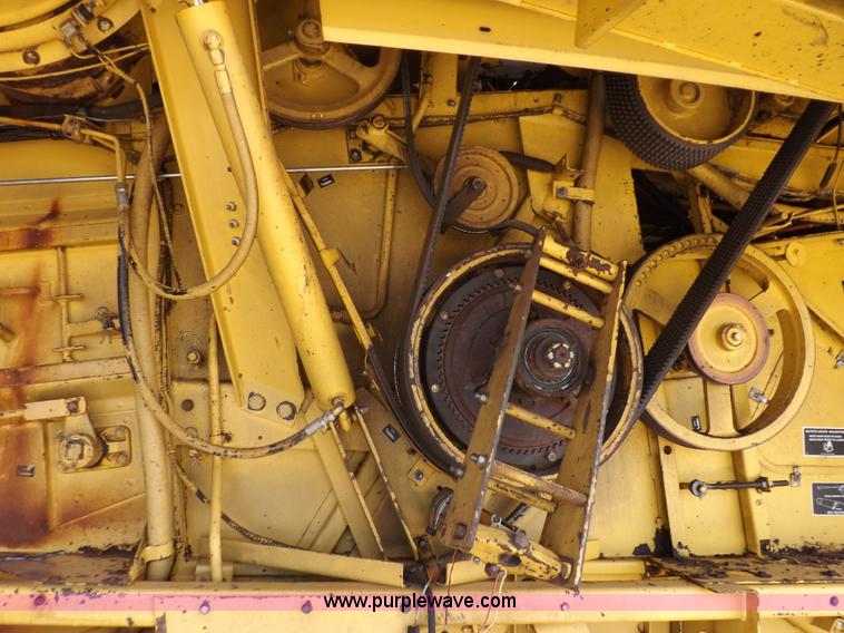 image for item J7000 1998 New Holland TR98 combine