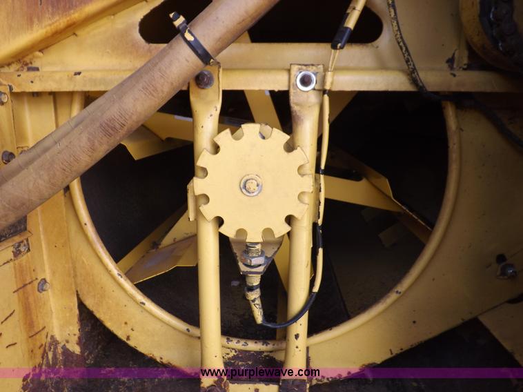 image for item J7000 1998 New Holland TR98 combine