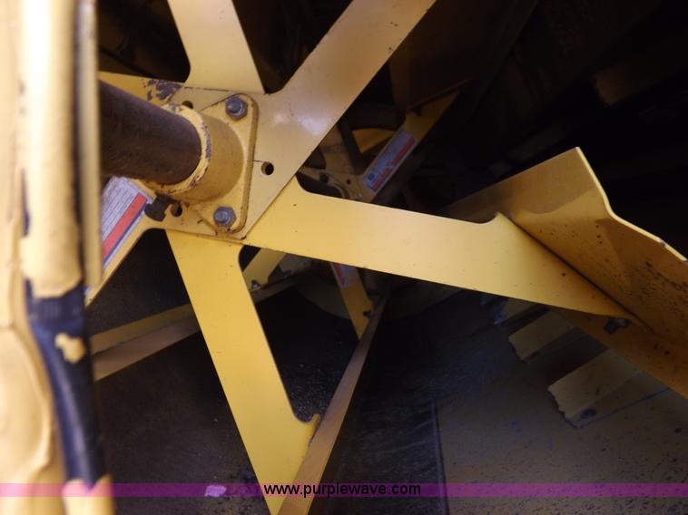 image for item J7000 1998 New Holland TR98 combine