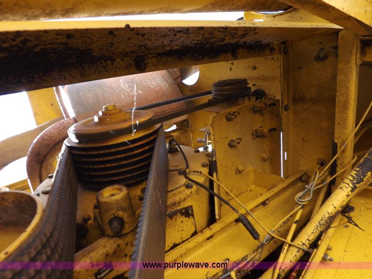 image for item J7000 1998 New Holland TR98 combine