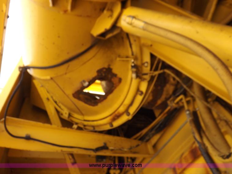 image for item J7000 1998 New Holland TR98 combine