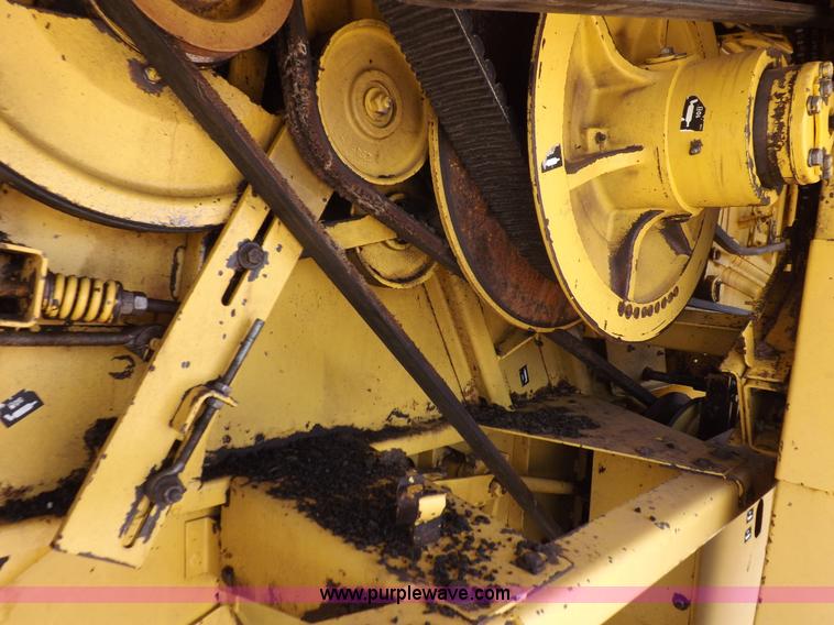 image for item J7000 1998 New Holland TR98 combine