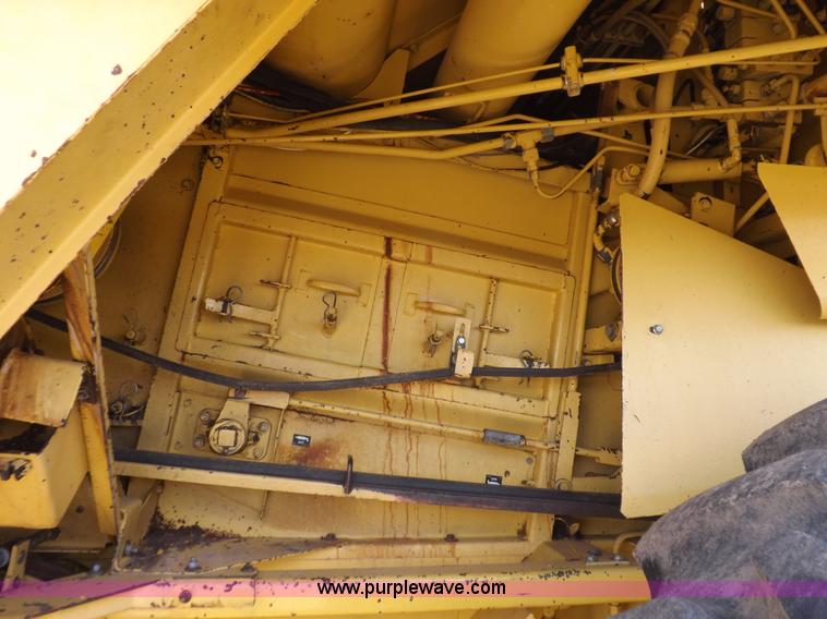 image for item J7000 1998 New Holland TR98 combine