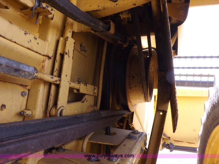 image for item J7000 1998 New Holland TR98 combine