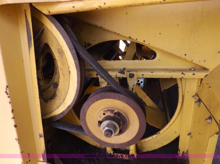 image for item J7000 1998 New Holland TR98 combine