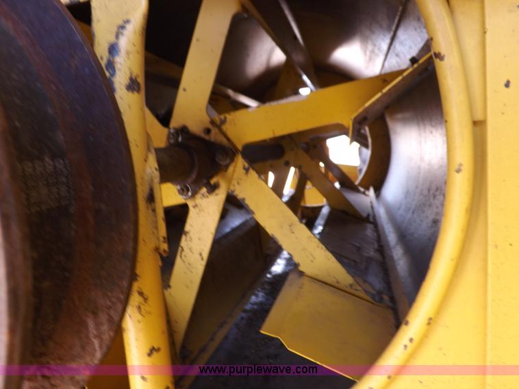 image for item J7000 1998 New Holland TR98 combine