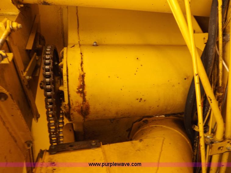 image for item J7000 1998 New Holland TR98 combine