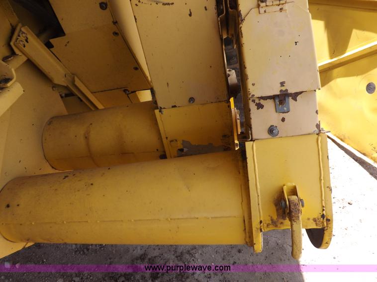 image for item J7000 1998 New Holland TR98 combine