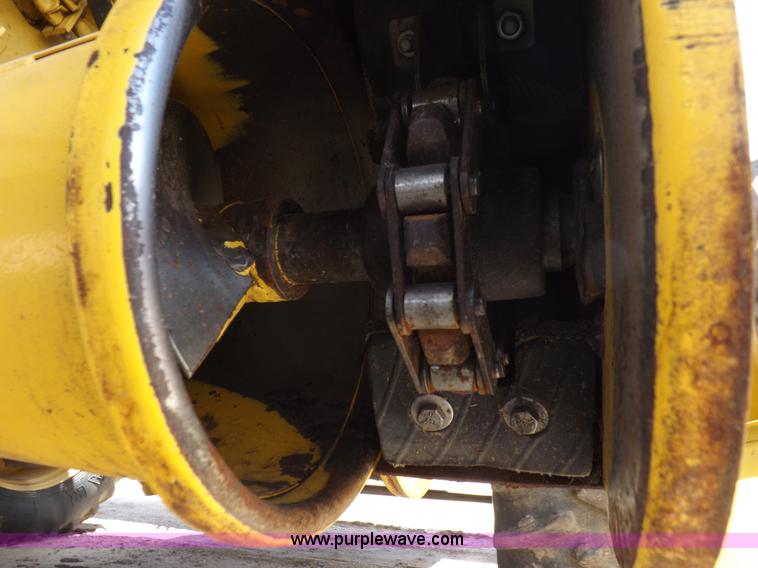 image for item J7000 1998 New Holland TR98 combine