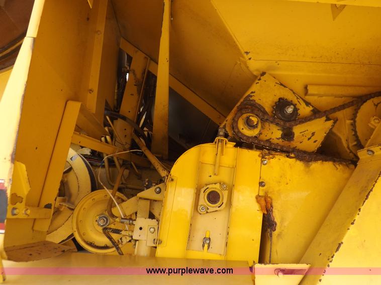 image for item J7000 1998 New Holland TR98 combine