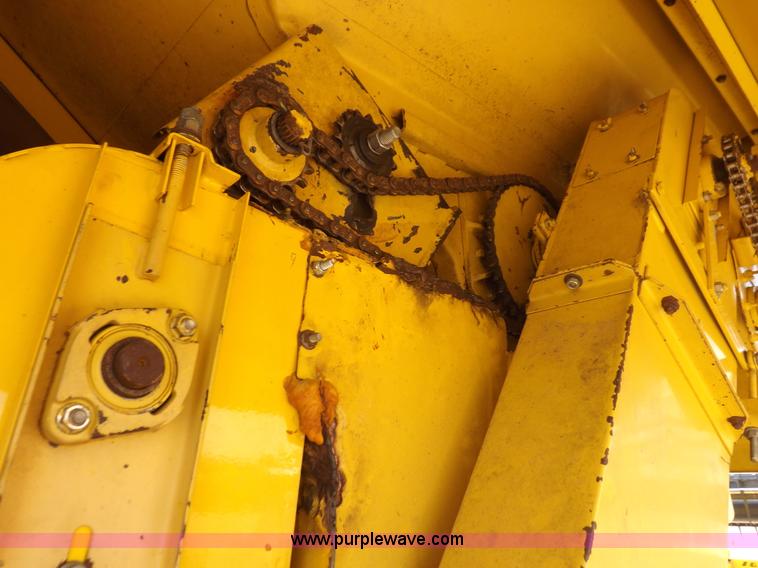 image for item J7000 1998 New Holland TR98 combine