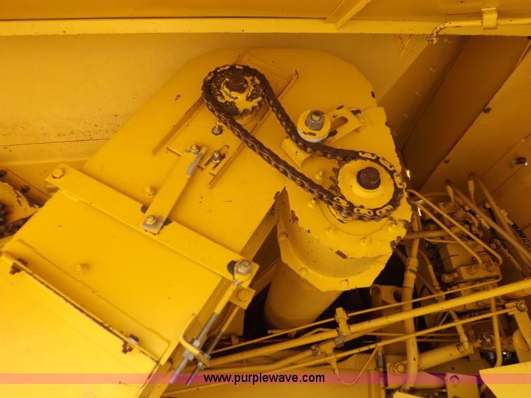 image for item J7000 1998 New Holland TR98 combine