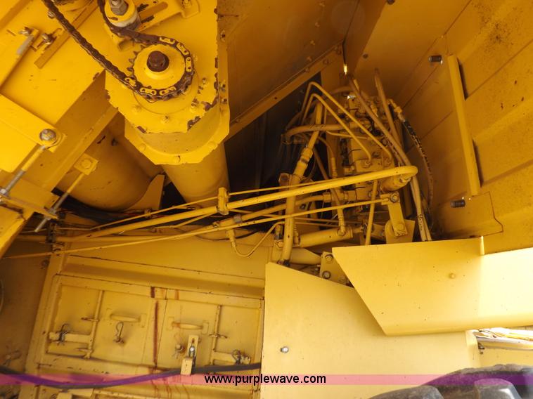 image for item J7000 1998 New Holland TR98 combine