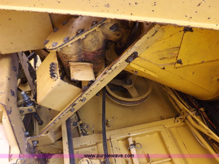 image for item J7000 1998 New Holland TR98 combine