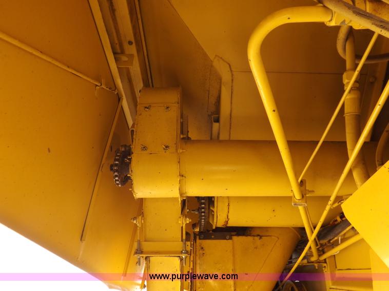 image for item J7000 1998 New Holland TR98 combine