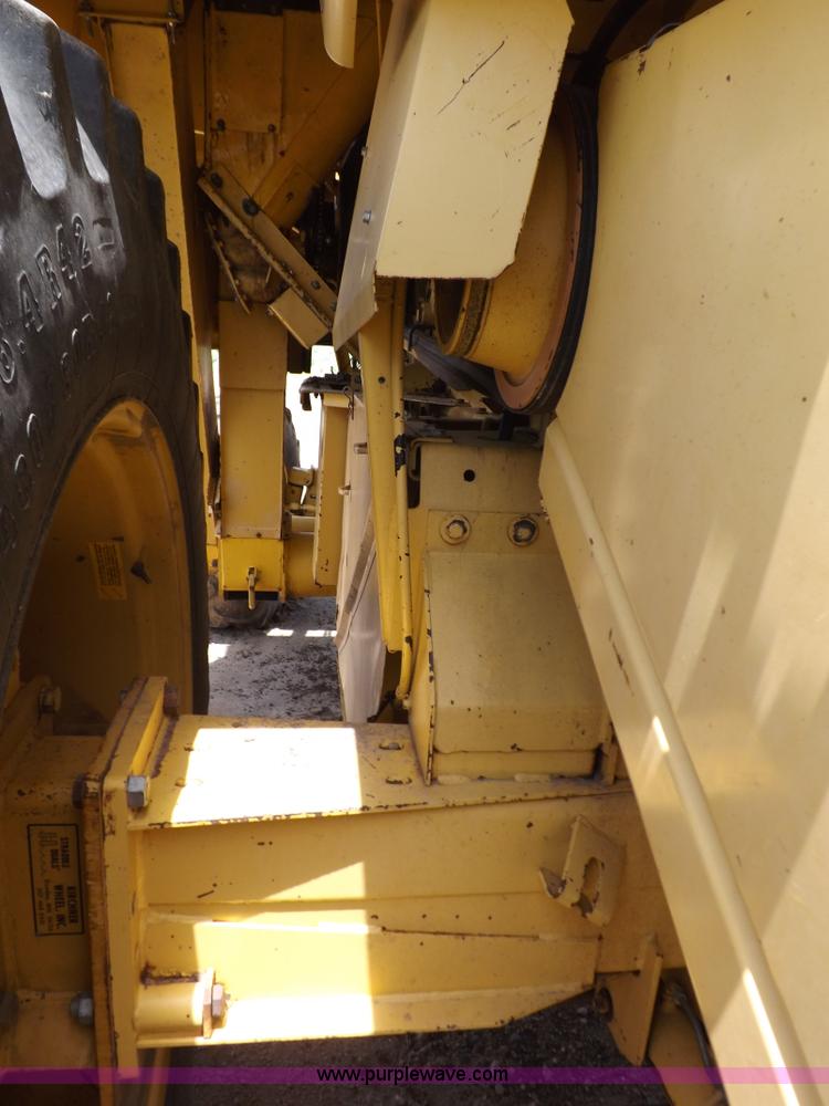 image for item J7000 1998 New Holland TR98 combine