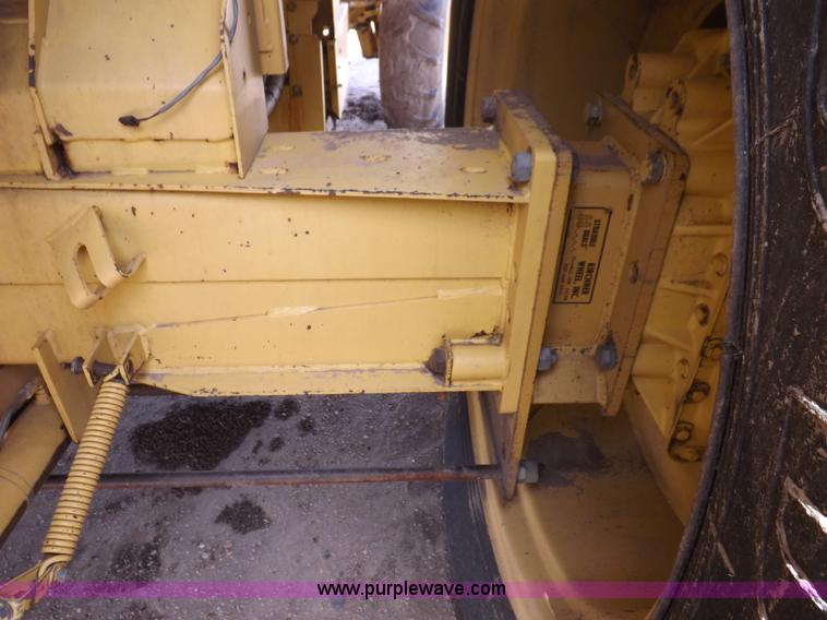 image for item J7000 1998 New Holland TR98 combine