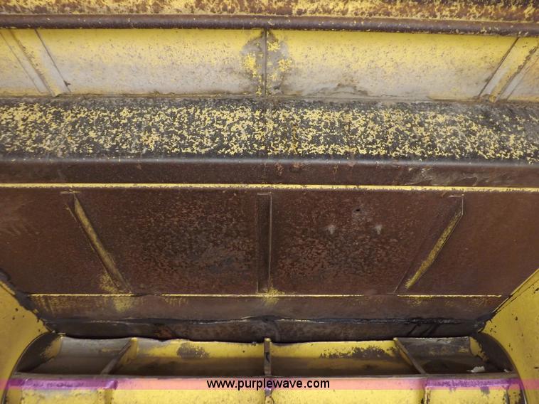 image for item J7000 1998 New Holland TR98 combine