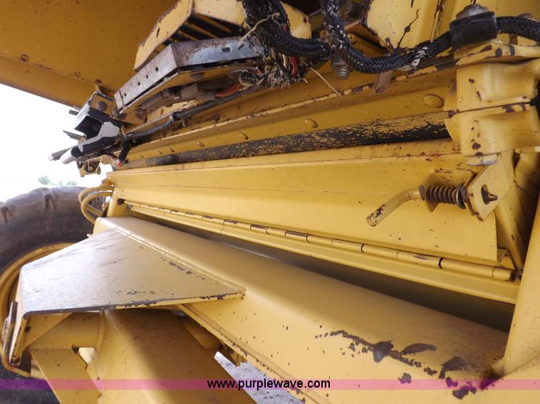 image for item J7000 1998 New Holland TR98 combine