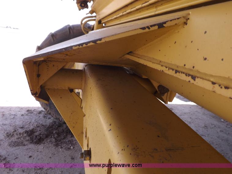 image for item J7000 1998 New Holland TR98 combine