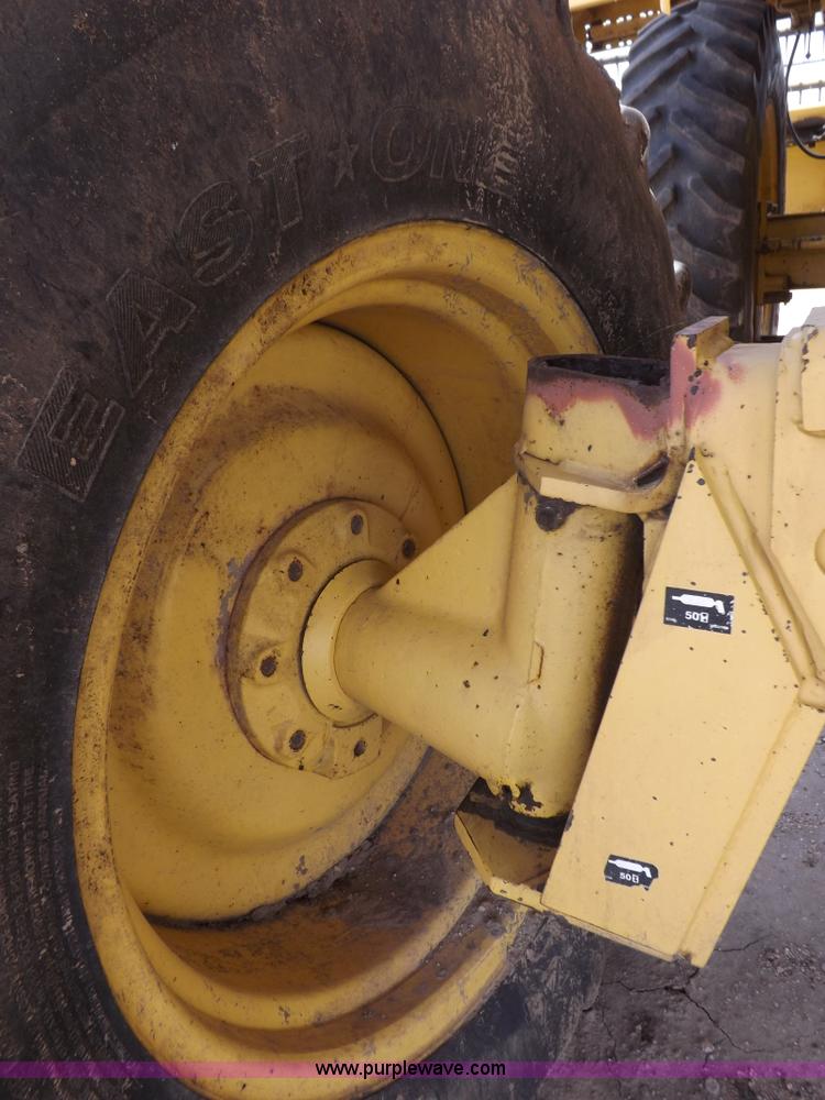 image for item J7000 1998 New Holland TR98 combine