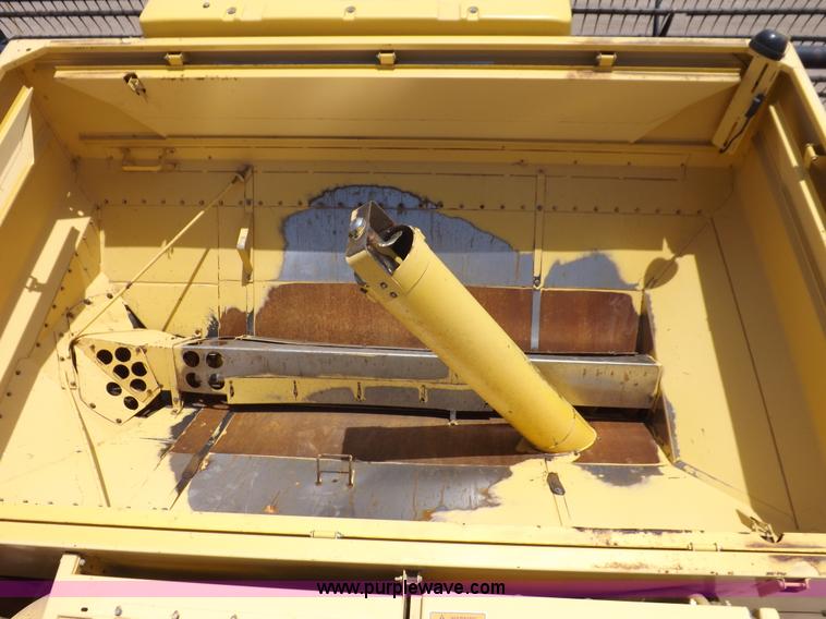 image for item J7000 1998 New Holland TR98 combine