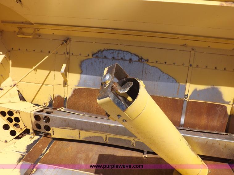 image for item J7000 1998 New Holland TR98 combine