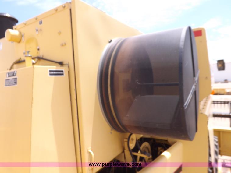 image for item J7000 1998 New Holland TR98 combine