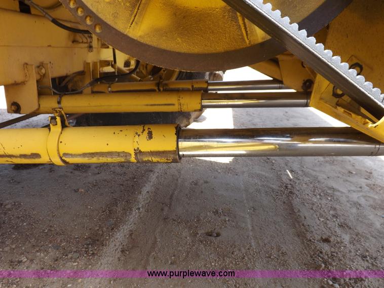 image for item J7000 1998 New Holland TR98 combine