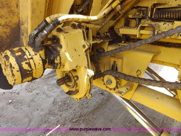 image for item J7000 1998 New Holland TR98 combine