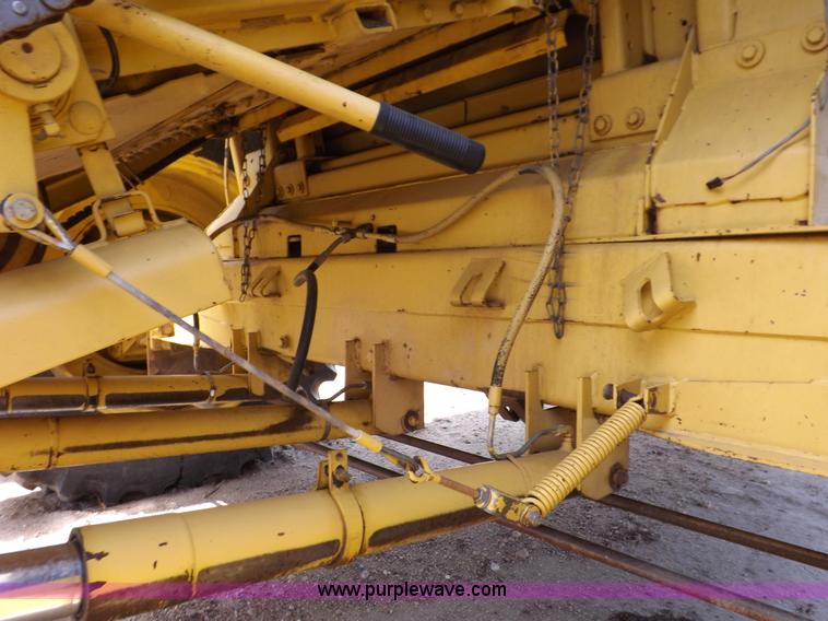 image for item J7000 1998 New Holland TR98 combine