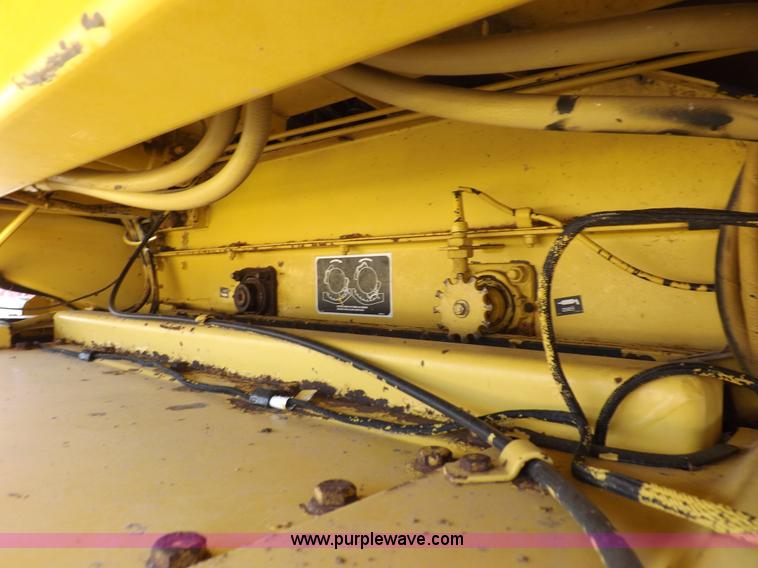 image for item J7000 1998 New Holland TR98 combine