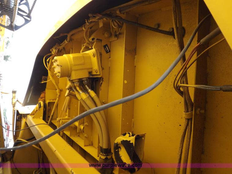 image for item J7000 1998 New Holland TR98 combine