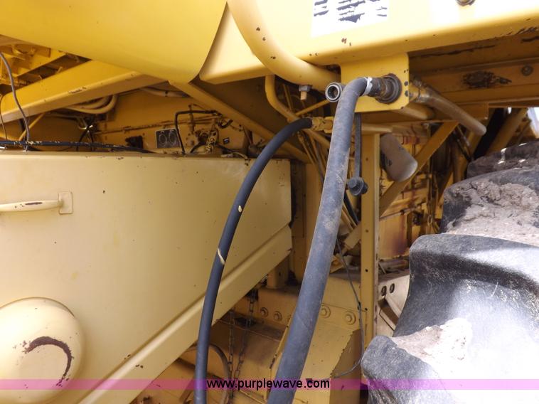image for item J7000 1998 New Holland TR98 combine
