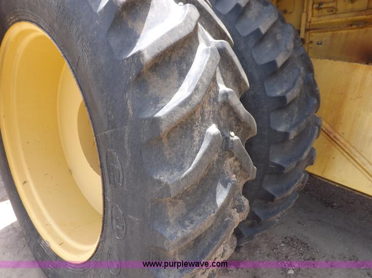 image for item J7000 1998 New Holland TR98 combine